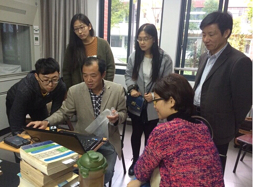 指导教师团队与学生交流